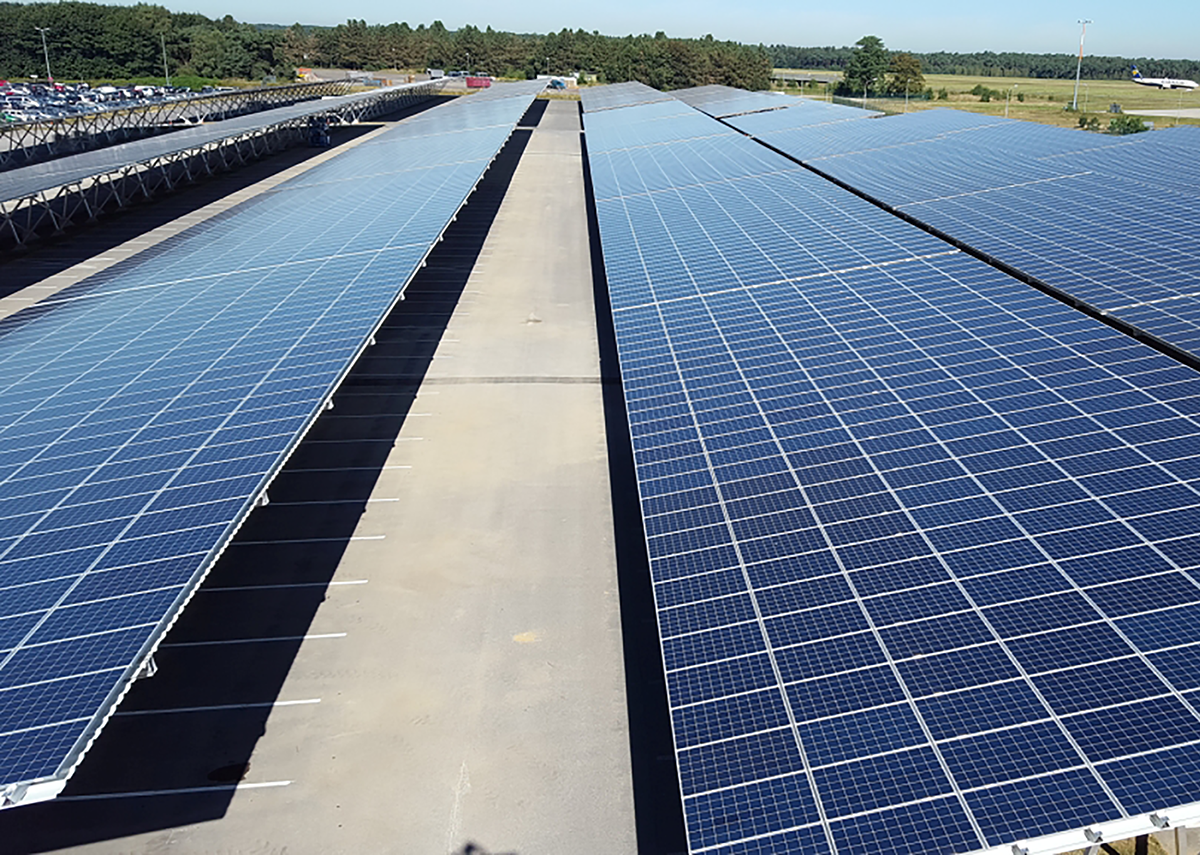 Größtes Solarcaport in Deutschland am Flughafen Weeze