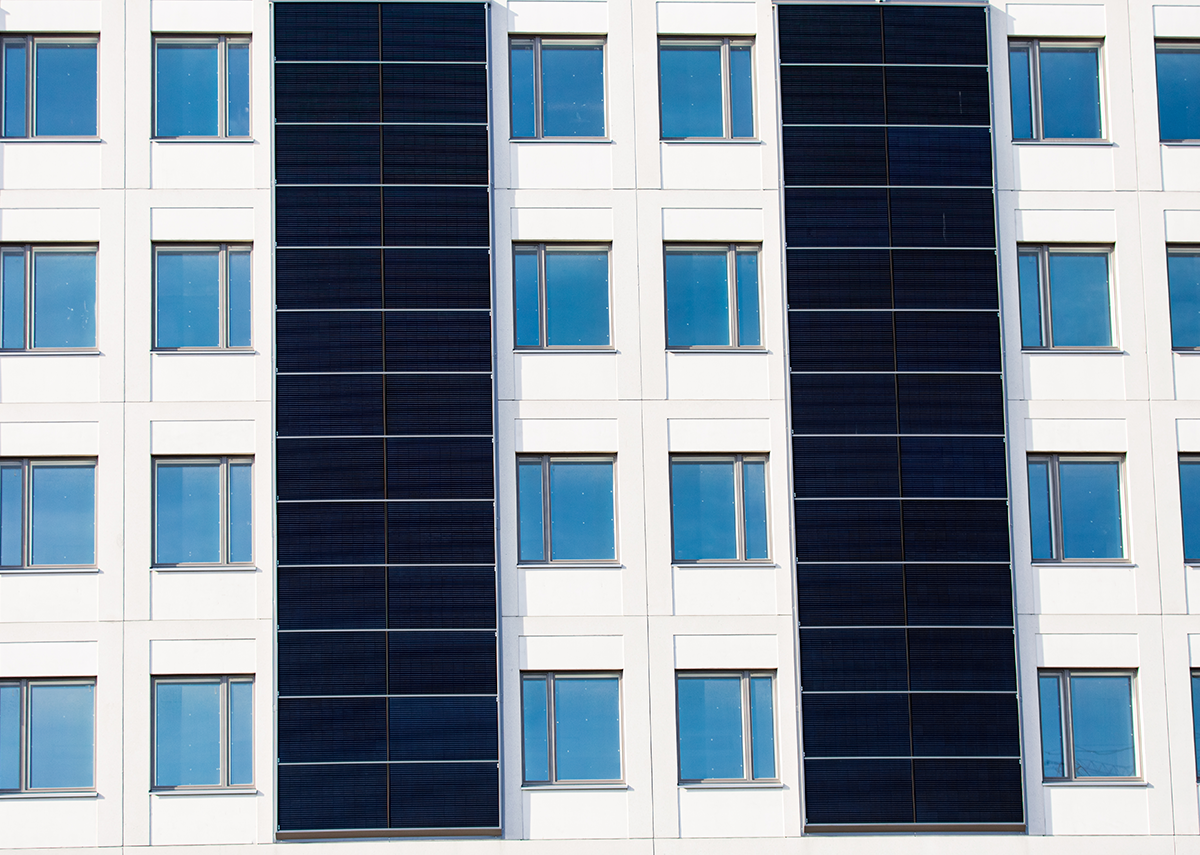 Gebäude mit Solarpanels als Solarfassade an der Außenwand